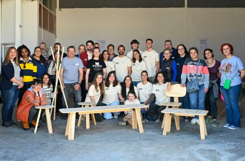 Veïns afectats per la DANA a Catarroja participen en un taller per muntar mobles dissenyats per estudiants de la CEU UCH
