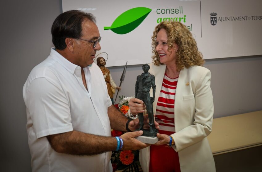 Vicente Espeleta rep el guardó “Llaurador de l’Any” 2025 en un emotiu acte al Consell Agrari de Torrent