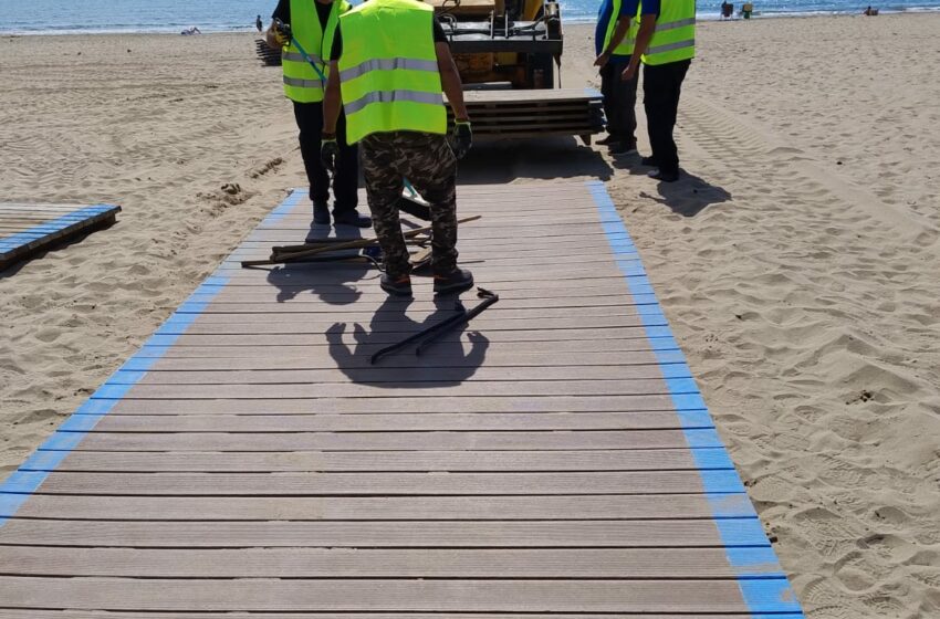 La Pobla de Farnals inicia els treballs de muntatge de les platges per a la temporada de bany 2025