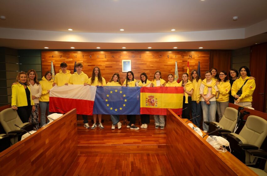 L’Ajuntament de Torrent rep quasi un centenar d’alumnes en una jornada educativa