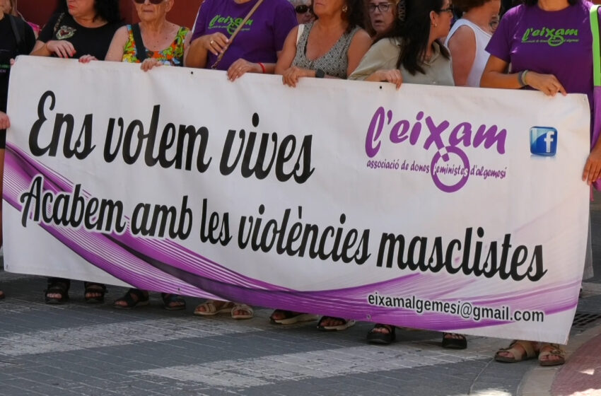 Emotiu minut de silenci a Algemesí en record d’Alejandra i Samuel