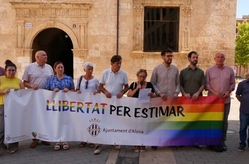 Alzira commemora el Dia Internacional de l’Orgull LGTBIQ+ amb la lectura del manifest institucional