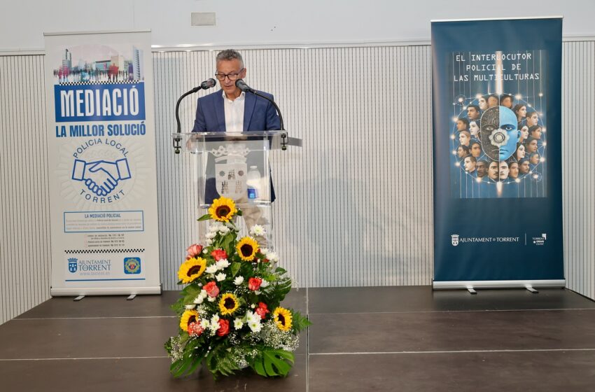 Torrent presenta el llibre “L’interlocutor policial de les multicultures” de l’inspector Venancio Aviñó