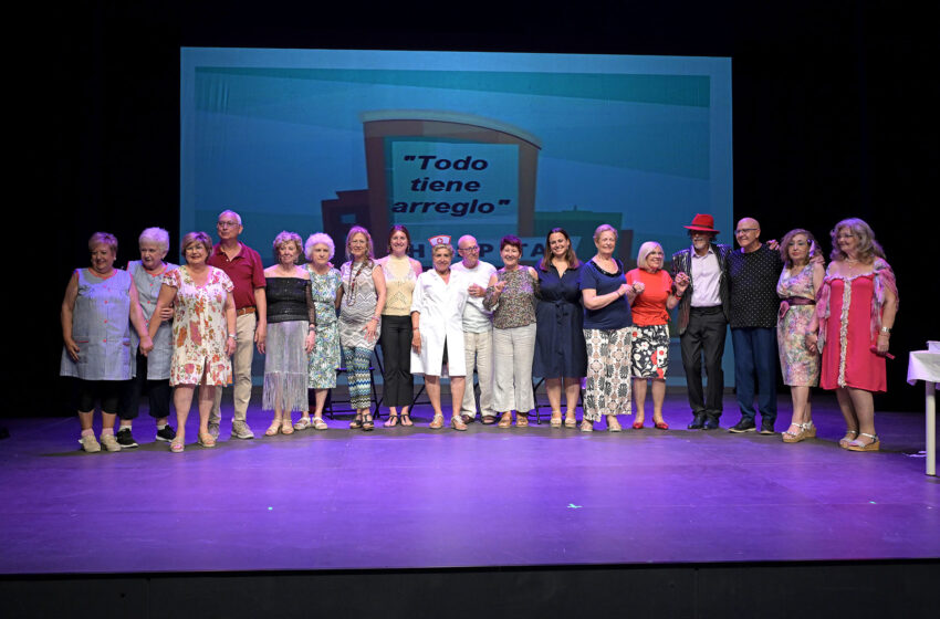 Èxit rotund del grup de teatre de majors de Paiporta amb l’obra “Todo tiene arreglo”