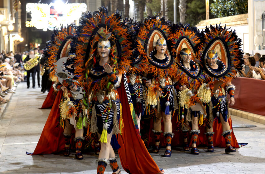 La desfilada de gala de Moros i Cristians i la cavalcada tanquen unes de les Festes Majors més emotives de Benetússer