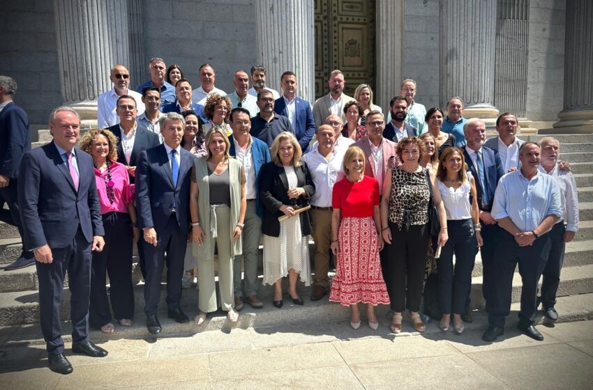 Folgado participa en la concentració d’alcaldes davant el Congrés per exigir solucions a Sánchez per l’asfíxia financera dels ajuntaments