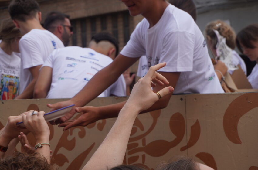 Manises regalarà 45.000 peces de ceràmica en la tradicional Cavalcada Internacional