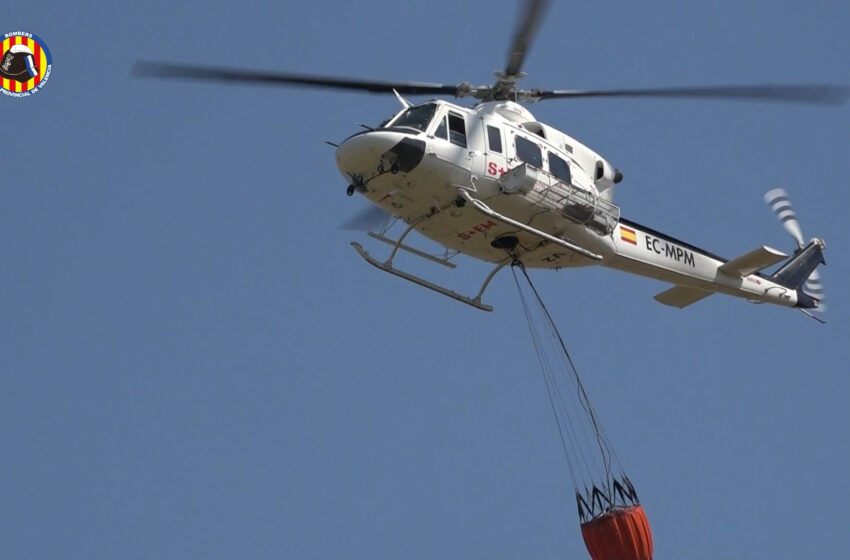 Un ampli dispositiu de mitjans terrestres i aeris permet controlar un incendi de vegetació a Catarroja