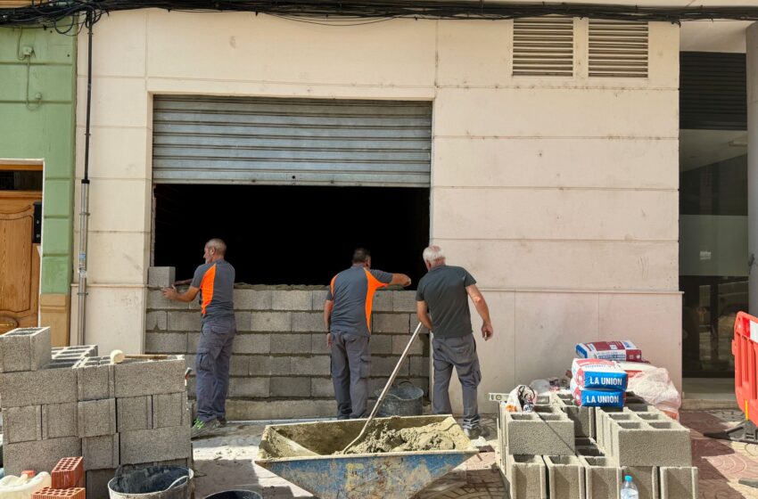 L’Ajuntament de Picassent buida i tàpia el local del bloc okupat del carrer Nou