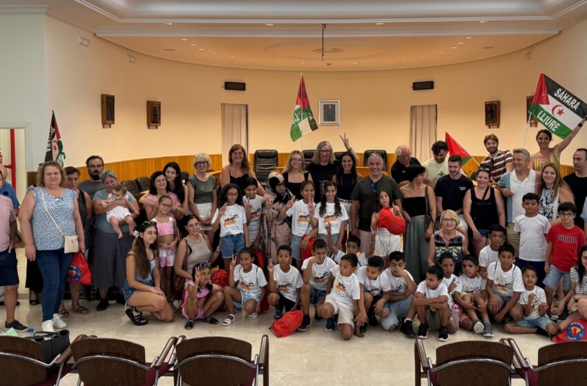 Paterna dona la benvinguda a 14 xiquets i xiquetes sahrauís acollits per famílies amb el programa ‘Vacances en pau’