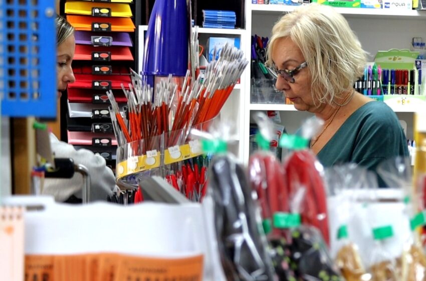Xirivella incrementa les ajudes per a la compra de material escolar i signa un conveni amb huit papereries locals