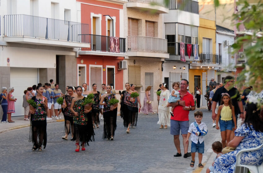 Guadassuar celebra la tradicional cavalcada i ofrena d’alfàbegues