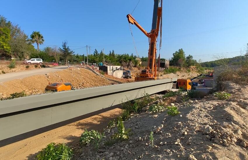La Generalitat col·loca les bigues de l’estructura del nou pont sobre el barranc del Murtal a Godelleta