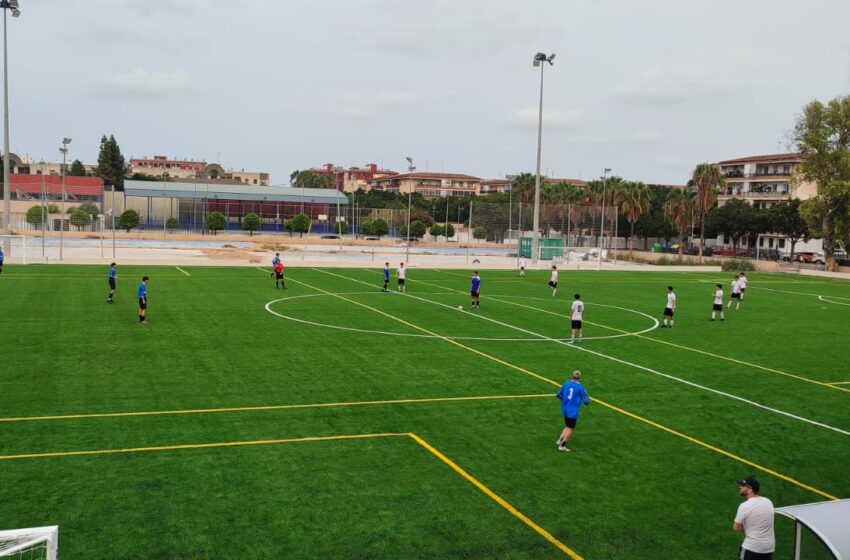 El camp de futbol municipal de Benetússer acull el seu primer partit després de la reconstrucció