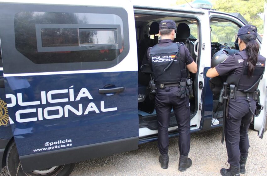 Detenen a una assistenta de la llar i al seu fill per estafar més de 30.000 euros a una dona a qui cuidava