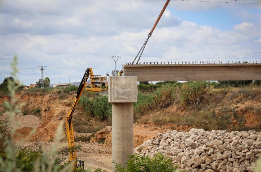 La Generalitat col·loca les bigues de la nova passarel·la del CEIP Juan XXIII a Torrent i incorpora millores contra les riuades