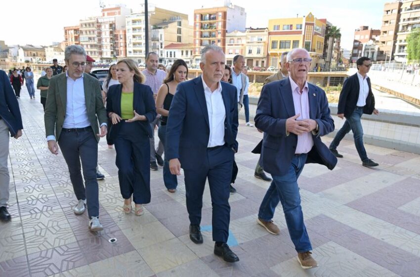 El ministre Ángel Víctor Torres visita Paiporta per comprovar l’avanç de la reconstrucció després de la DANA