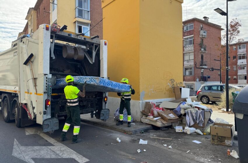  La acumulació de 12.000 kg d’objectes obliga a un dispositiu extraordinari de neteja a Paterna