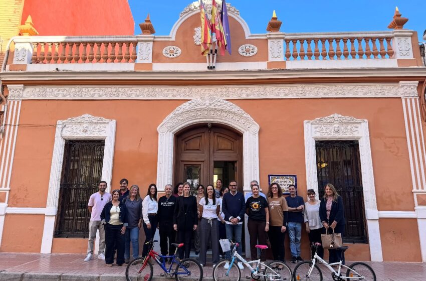  La Fundació Alberto Contador dona 55 bicicletes als col·legis en barracons per la DANA