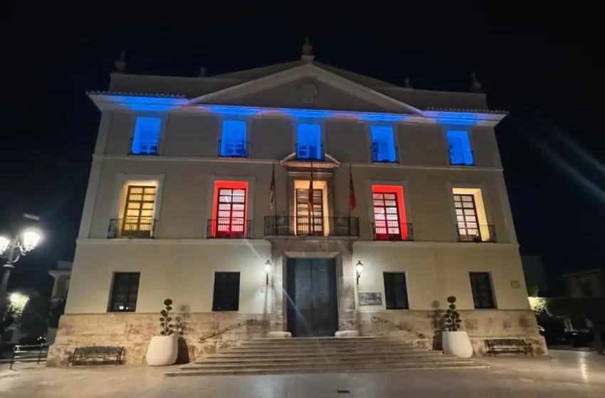  Paterna recorda la DANA amb les banderes a mitja asta i la façana il·luminada amb els colors de la Senyera
