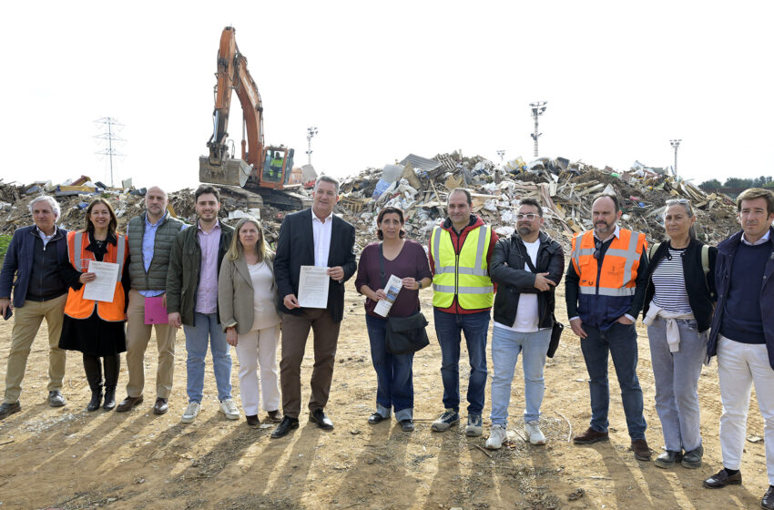 Paiporta retira els residus i fems del solar on s’acumulava moltes escrombaries després de la DANA