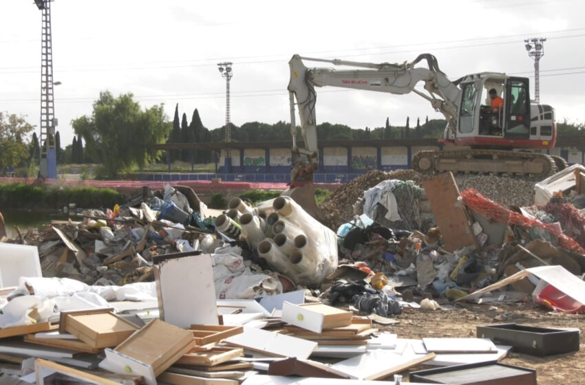  Arranquen els treballs de retirada de residus i escombraries de l’última campa de Paiporta