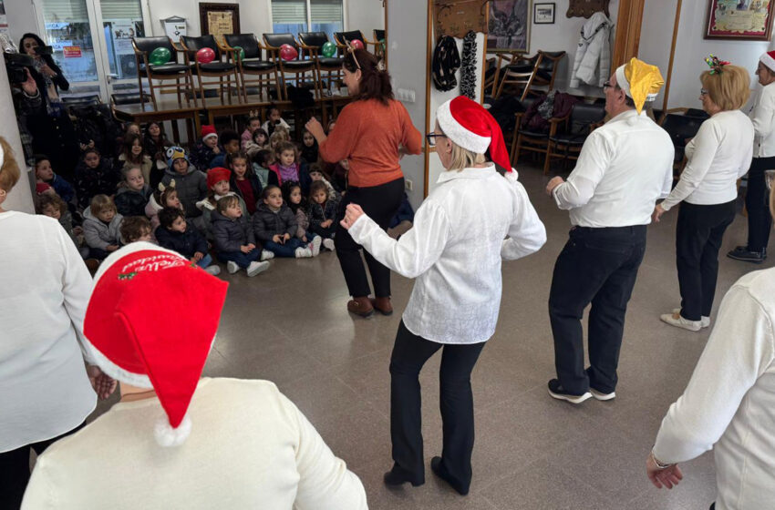 El CIM de Sueca celebra un Nadal intergeneracional amb l’alumnat de la ludoteca