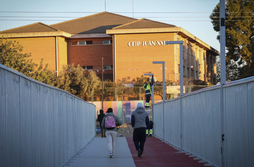  Torrent posa en funcionament la passarel·la del CEIP Joan XXIII per a donar servici a veïns, famílies i escolars