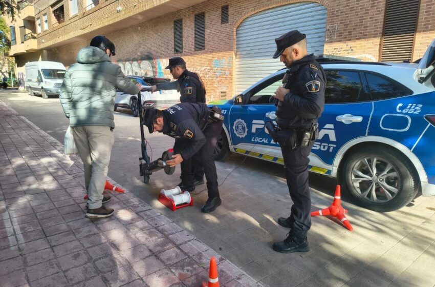 La Policia Local de Burjassot controla la velocitat dels patinets elèctrics amb un nou dinamòmetre