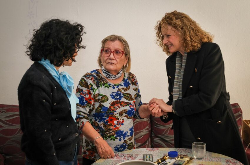 La Consellera Elena Albalat i l’alcaldessa Amparo Folgado visiten beneficiaris del programa ‘Menjar a Casa’ a Torrent